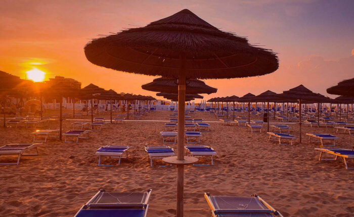 Tramonto sulla spiaggia di Rimini