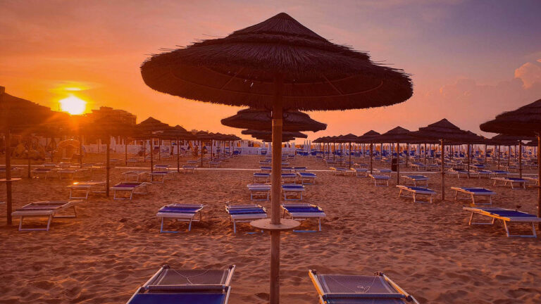 Tramonto sulla spiaggia di Rimini