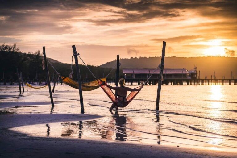 Lago con barche al tramonto in Cambogia