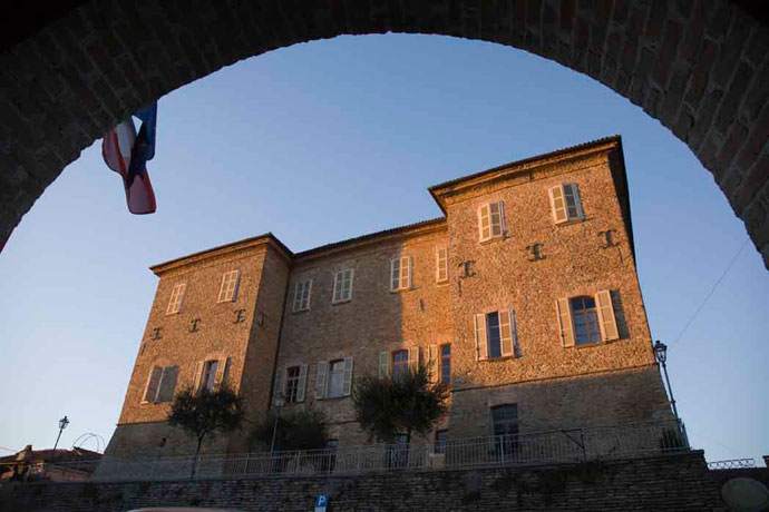 il castello di Mango visto dal municipio